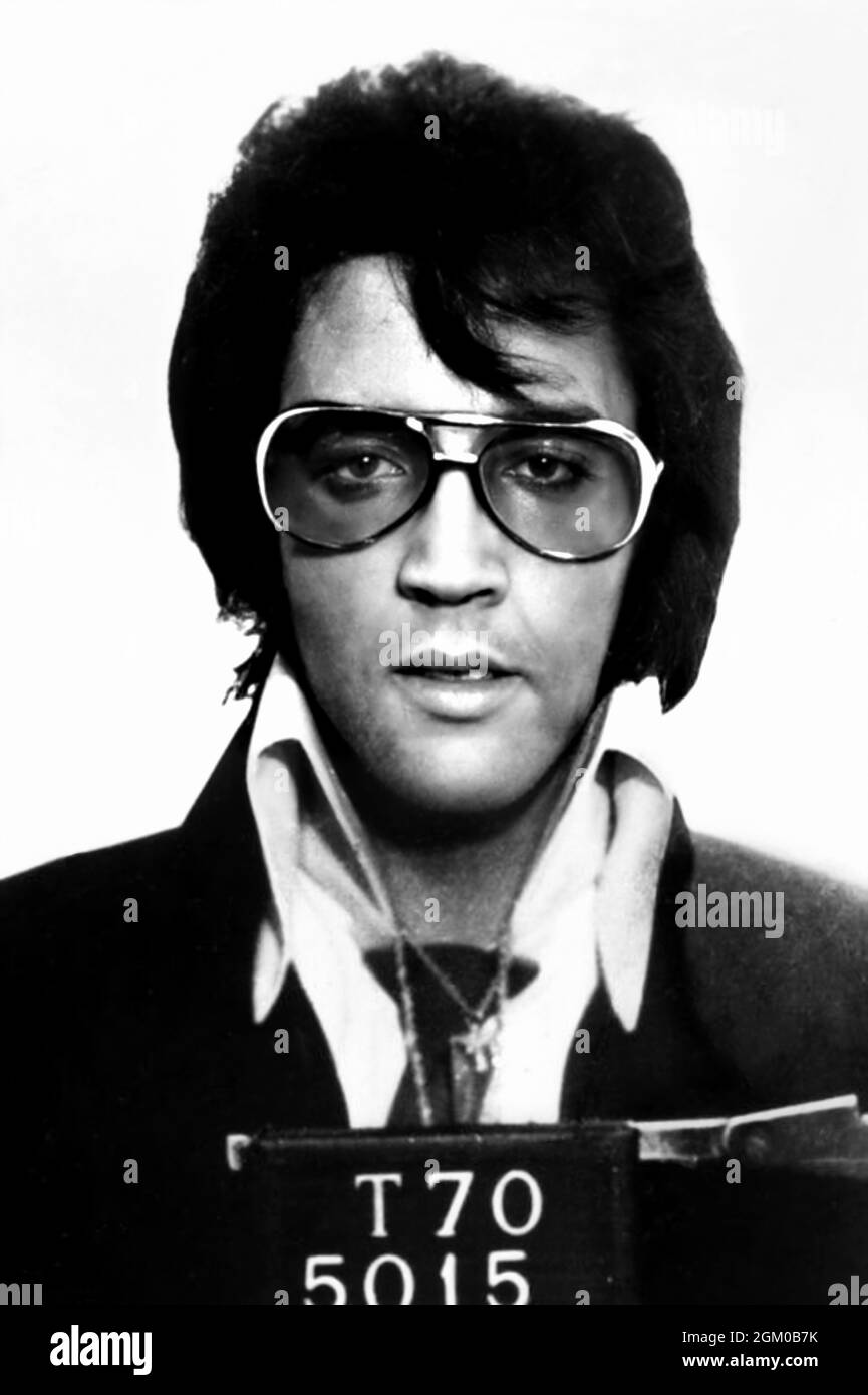 1970 , 17 novembre , DENVER , COLORADO , Etats-Unis : le célèbre chanteur et guitariste American Rock 'n Roll ELVIS PRESLEY ( 1935 - 1977 ) quand était à Denver de recueillir un insigne honoraire de police pour faire don à la construction d'un gymnase . Elvis n'a pas été arrêté mais a pris une photo pour son badge . Dans cette photo, le mug-shot officiel pour sa carte d'identité passe au service de police . Photographe inconnu . - HISTOIRE - FOTO STORICHE - MUSIQUE - MUSICA - cantante - COMPOSITORE - compositrice - CHITARRISTA - ROCK STAR - Rockstar - SUPERSTAR - ID - Carta di identità - FOTO SEGNALELETICA - mugshot - mug Banque D'Images
