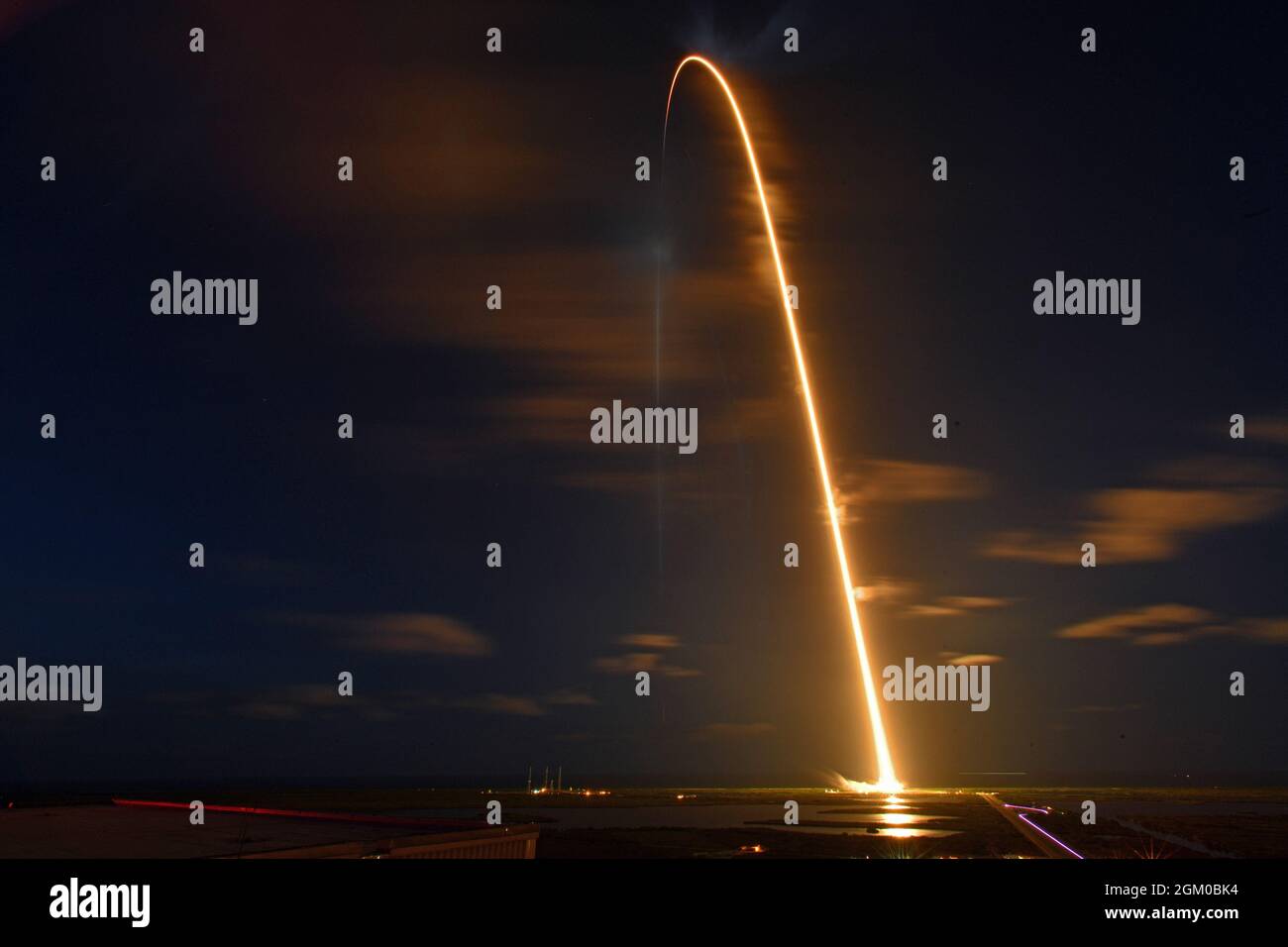 Kennedy Space Center, Floride, États-Unis. 15 septembre 2021. Kennedy Space Center, États-Unis. 15 septembre 2021. Une exposition chronométrée en tant que fusée SpaceX Falcon 9 lance un vaisseau spatial Crew Dragon sur la mission Inspirone4 à 8 h 02 du complexe 39A au Centre spatial Kennedy, en Floride, le mercredi 15 septembre 2021. Inspiration 4 est la première mission de l'histoire à accueillir quatre civils pour un voyage de trois jours dans l'espace. Inspiration4 a été créé par Jared Isaacman pour recueillir de l'argent pour l'Hôpital de recherche pour enfants de St Jude. Photo de Joe Marino/UPI crédit: UPI/Alay Live News Banque D'Images