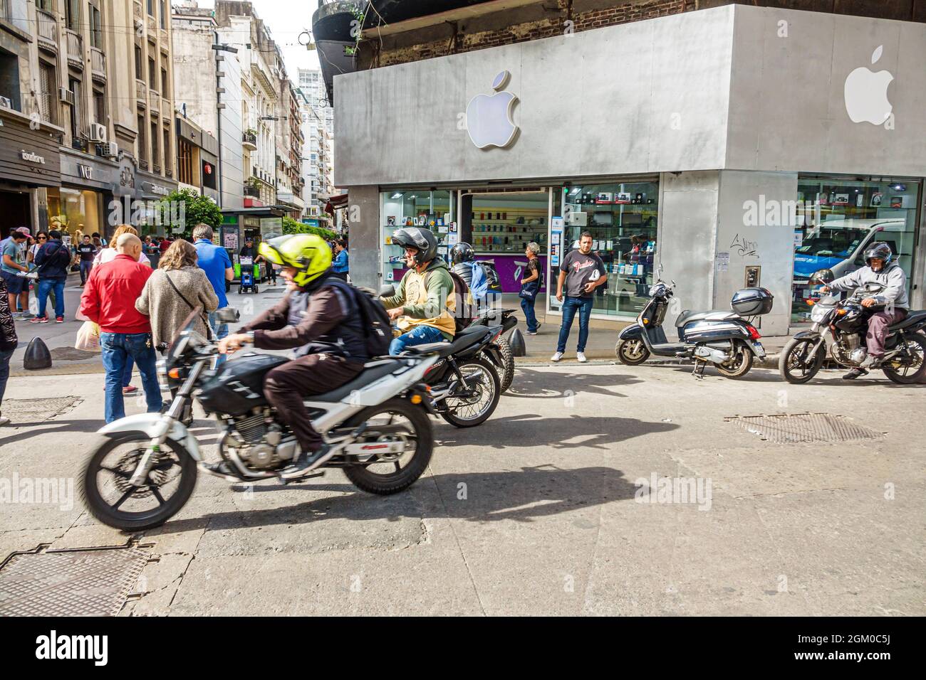 Buenos Aires Argentine, Calle Florida, promenade piétonne, Apple Store, extérieur de rue traversant moto hispanique homme cavalier mâle Banque D'Images