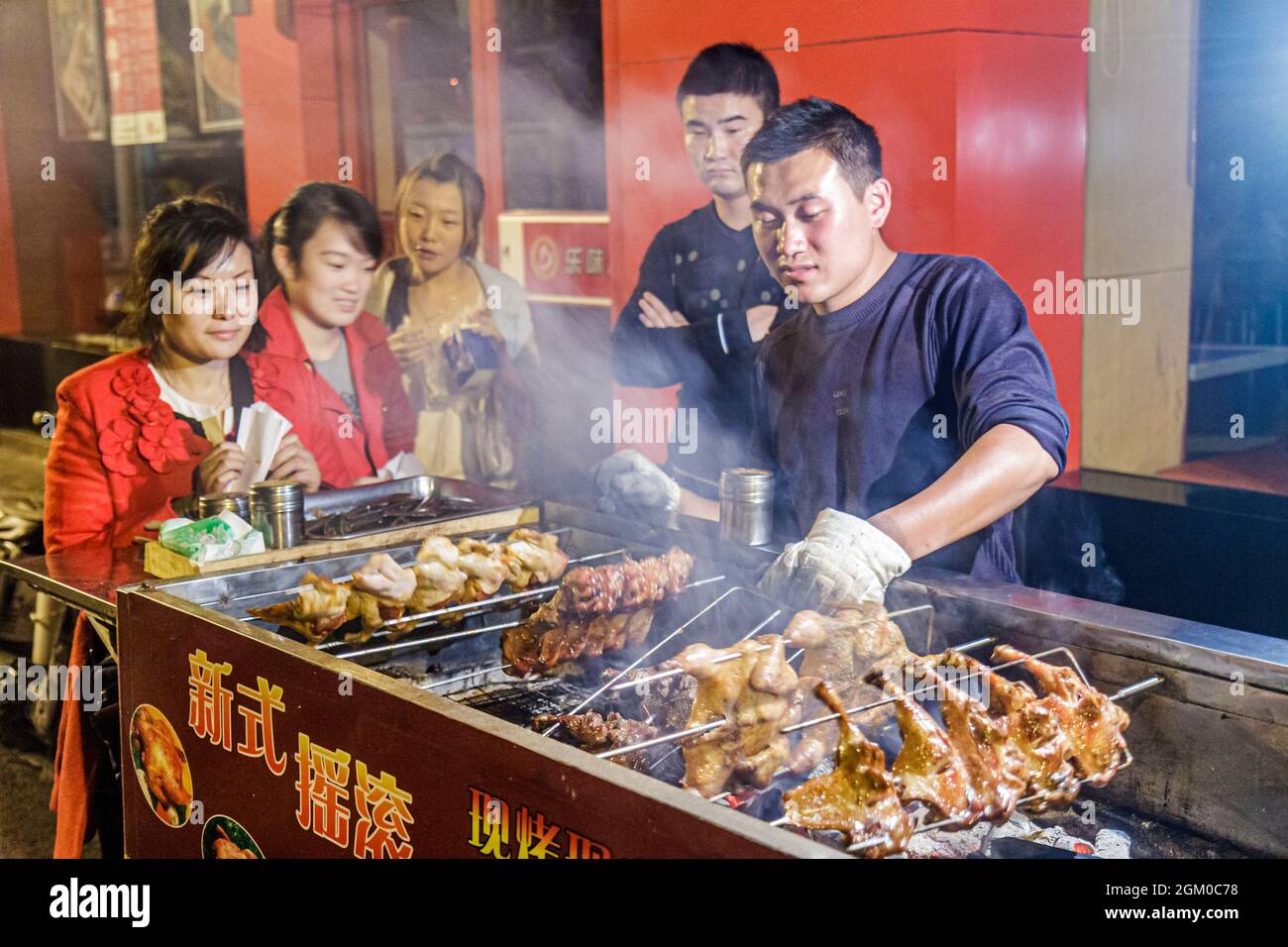 Shanghai Chine, quartier chinois de Huangpu, Sichuan Road, rue fournisseur de nourriture stall cuisine rôtisserie, poulet asiatique homme cuisinier mâle femmes clients Banque D'Images