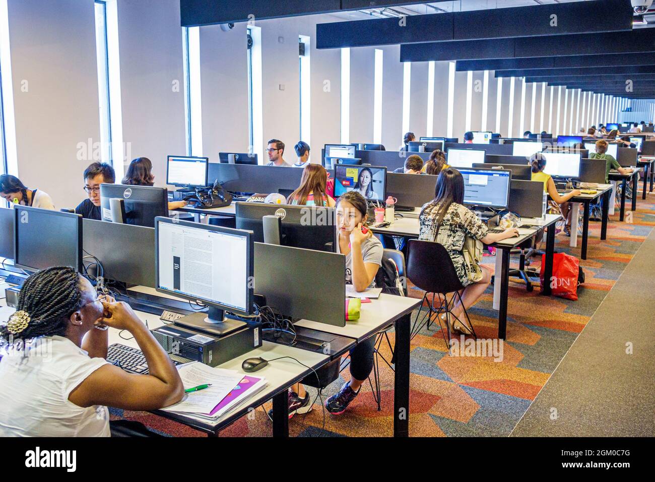 Australie Université de Sydney campus étudiants, bibliothèque Fisher intérieur intérieur Black Asian filles femme adolescent adolescents adolescents ordinateurs postes étudiant Banque D'Images