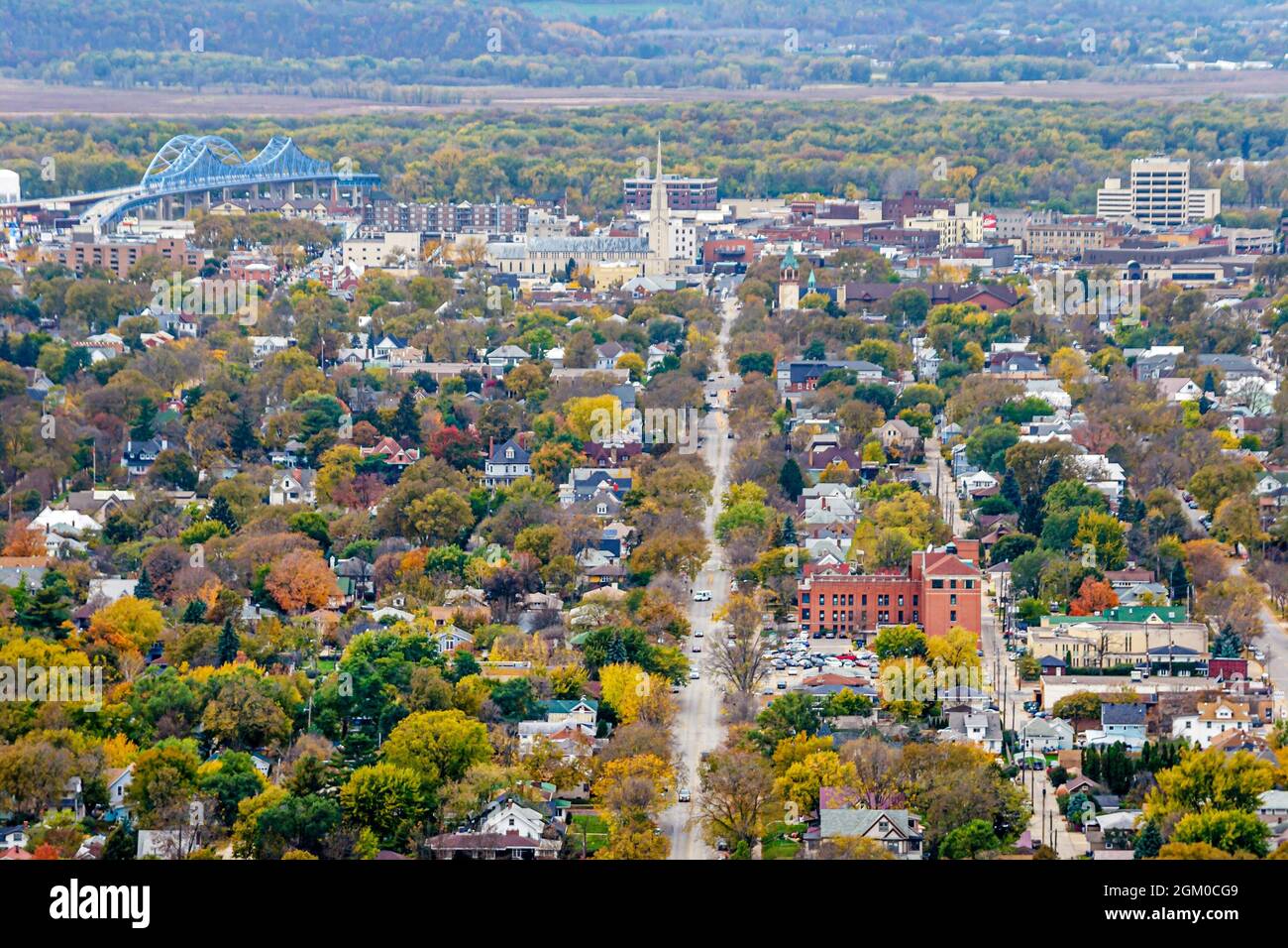 La Crosse Wisconsin, Grandad Bluff Park, vue aérienne depuis le centre-ville de Cass Street Bridge au-dessus du fleuve Mississippi Banque D'Images