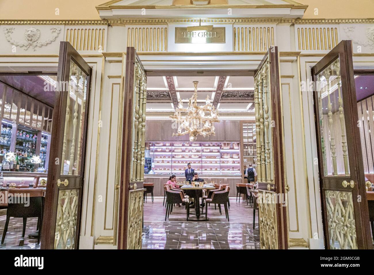 Londres Angleterre, West End City Westminster Mayfair, Park Lane, Dorchester hôtel 5 étoiles, The Grill at the Dorchester restaurant entrée lustre Banque D'Images