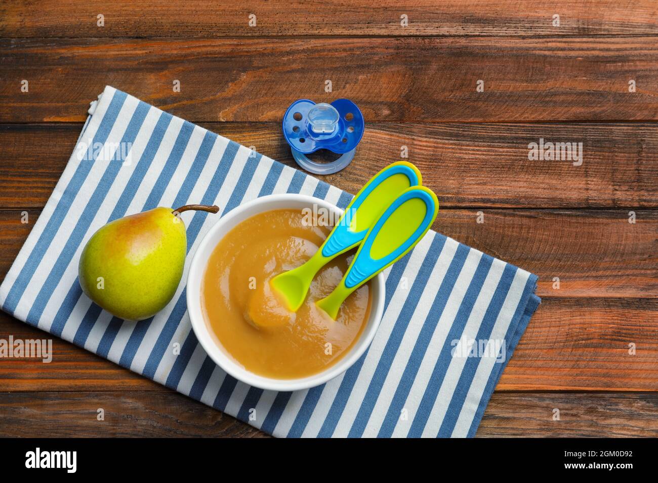 Bol Avec Nourriture Pour Bebe Sur Fond En Bois Photo Stock Alamy