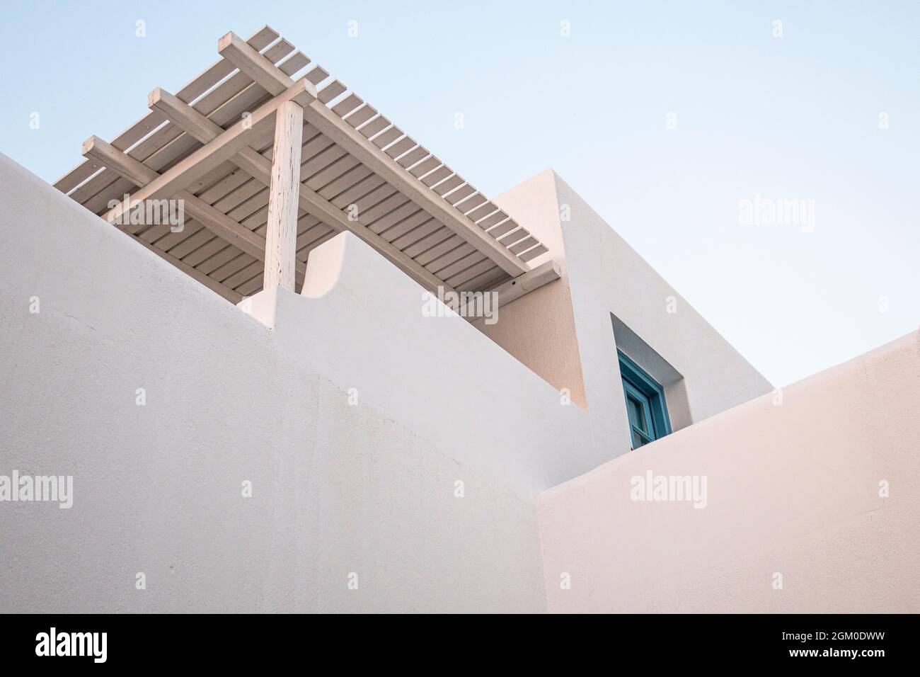 Architecture simple et classique de l'île des Cyclades peinte en blanc avec des accents bleus Banque D'Images