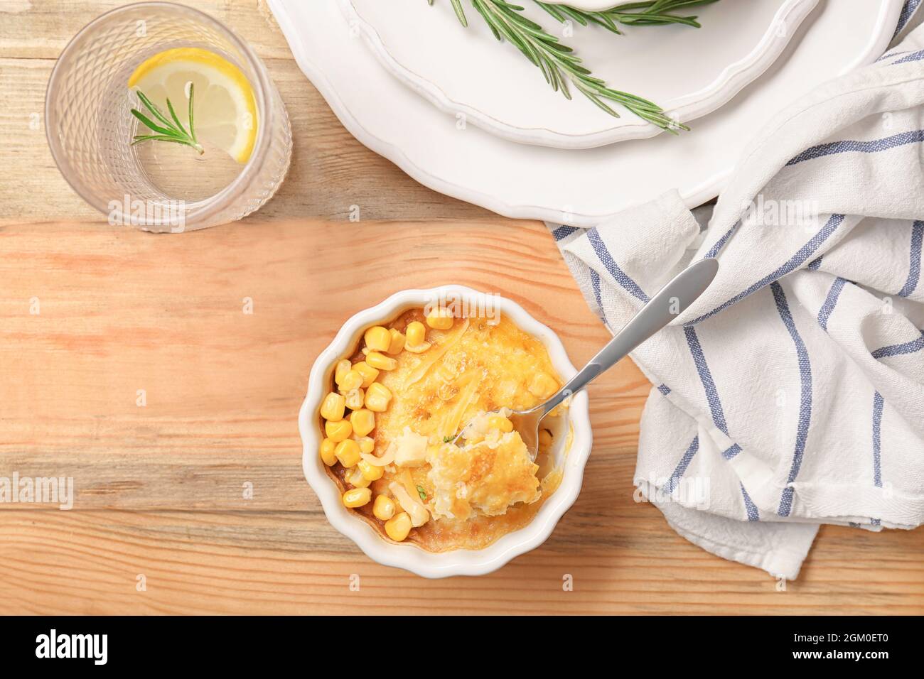 Ramequin et cuillère avec pouding de maïs sur la table Photo Stock - Alamy