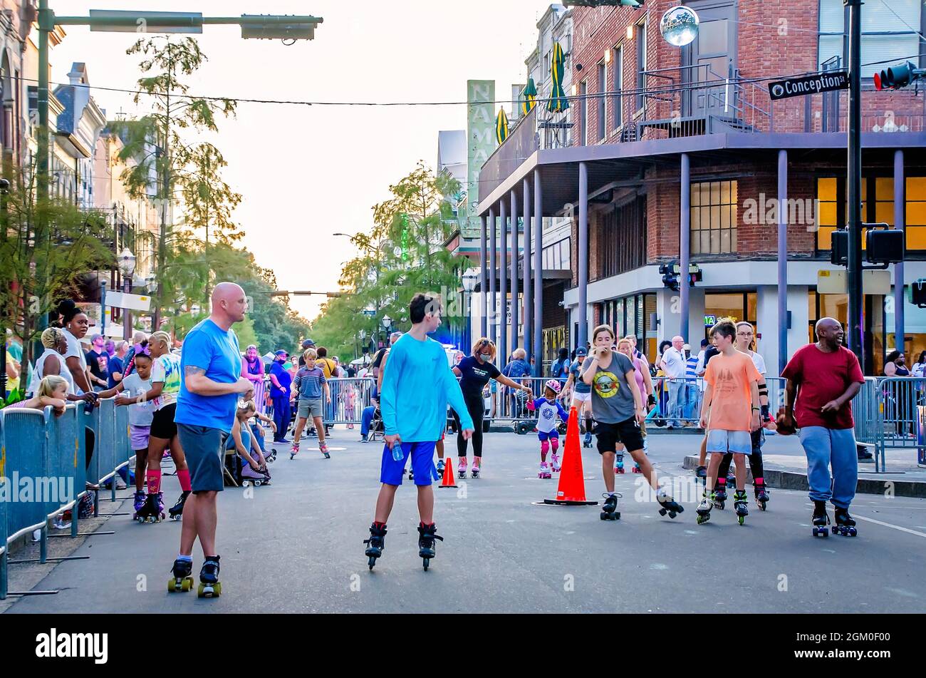 Les gens patinent sur Dauphin Street pendant Roll Mobile, le 10 septembre 2021, à Mobile, Alabama. La soirée de skate a lieu tous les mois. Banque D'Images