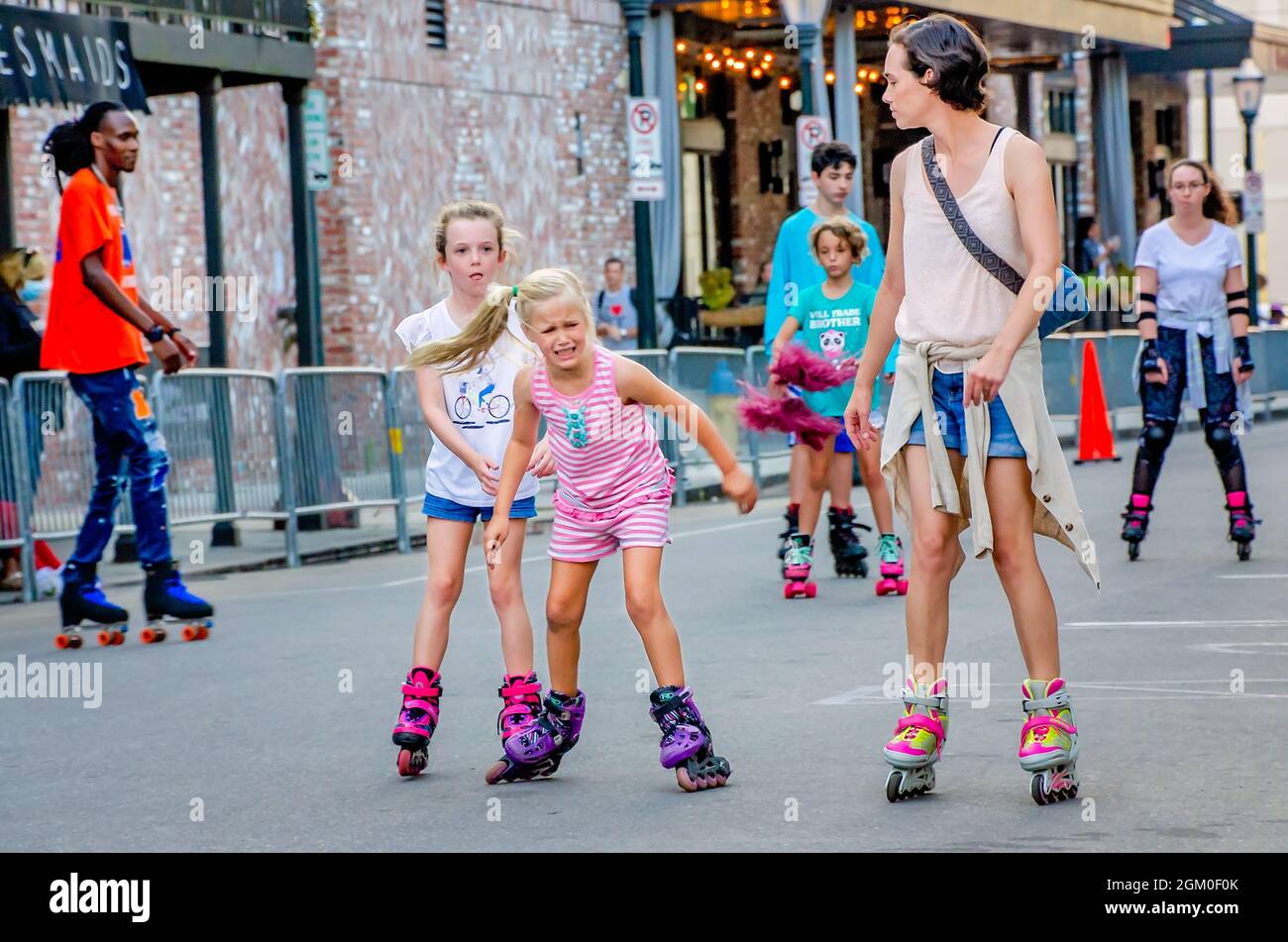 Une fille grimace comme elle apprend à skate en ligne pendant Roll Mobile, 10 septembre 2021, dans Mobile, Alabama. La soirée de skate a lieu tous les mois. Banque D'Images