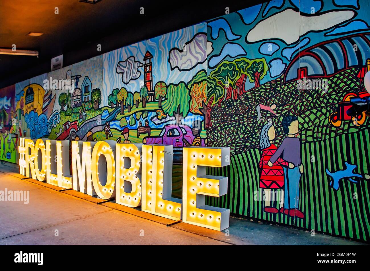 Un panneau lumineux pour Roll Mobile, la soirée de skate mensuelle de la ville, est installé sur Dauphin Street, près de la place Bienville, le 10 septembre 2021, à Mobile, Alabama. Banque D'Images