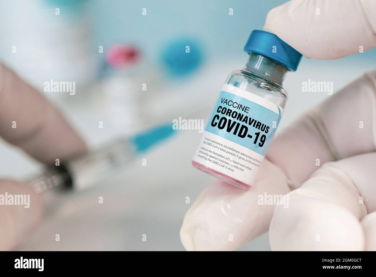 Gros plan de la seringue et de l'injection coronavirus, covid-19 maladie de vaccin se préparer pour l'homme, la médecine et le concept de drogue. Concept médical fond bleu Banque D'Images