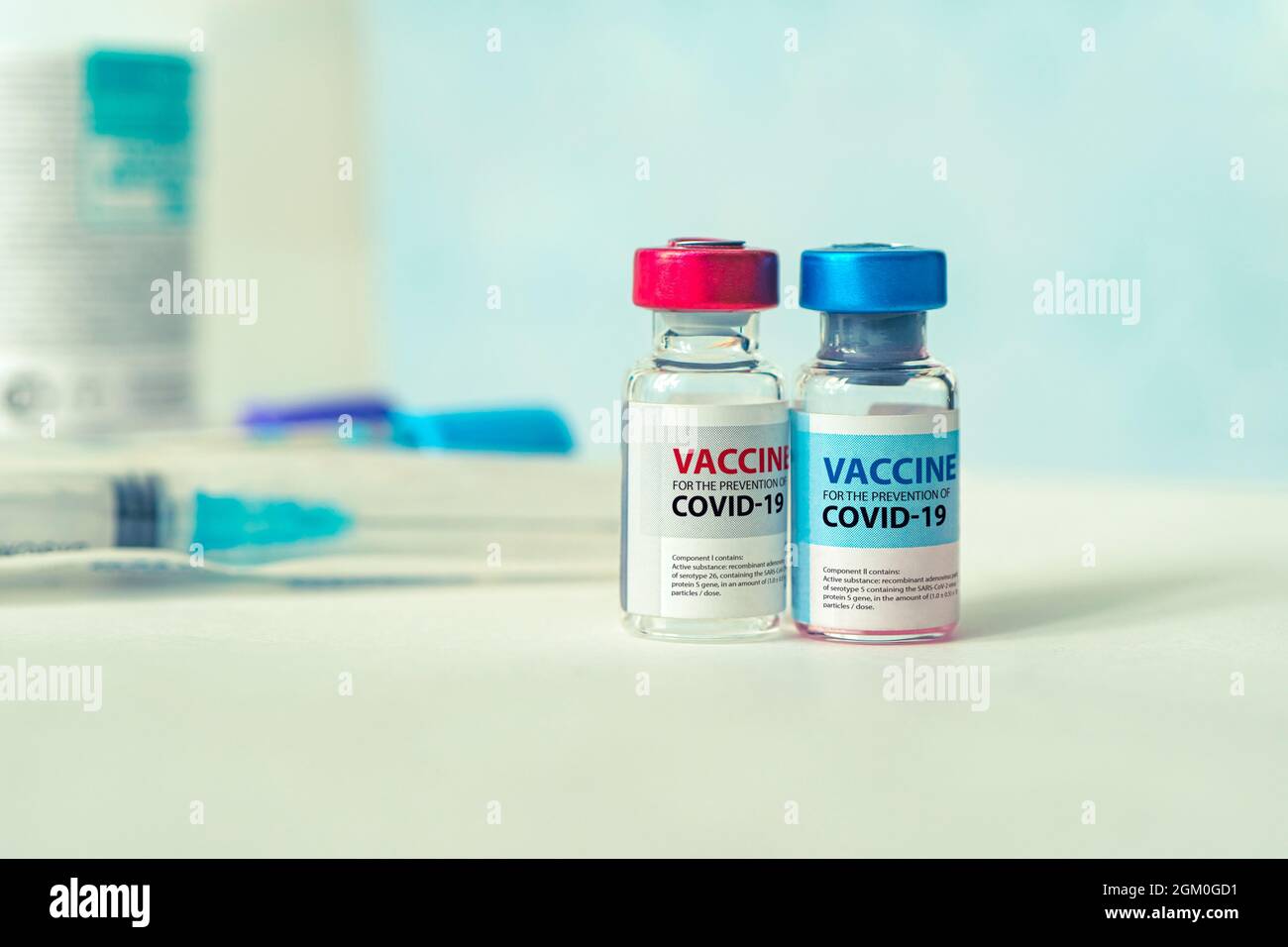 Concept du vaccin Covid-19 du coronavirus - deux flacons en verre sur la table, seringue hypodermique près de la vue rapprochée. Étiquette conception propre - données fictives, pas de produ réel Banque D'Images