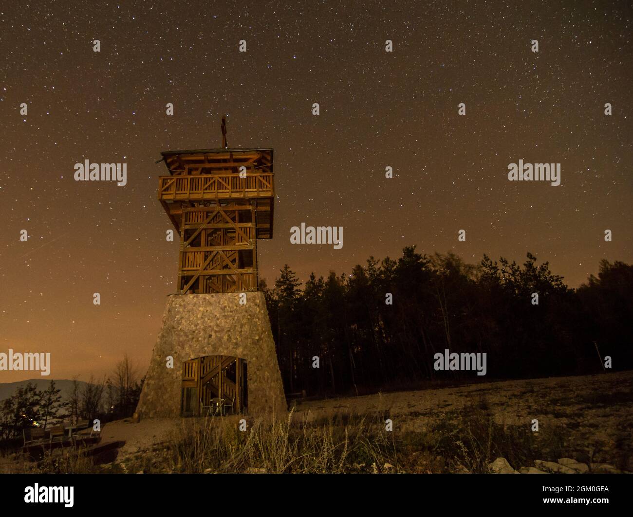 Tour du belvédère Haj Nova Bana. Slovaquie. Tour d'observation avec ciel nocturne en arrière-plan. Banque D'Images