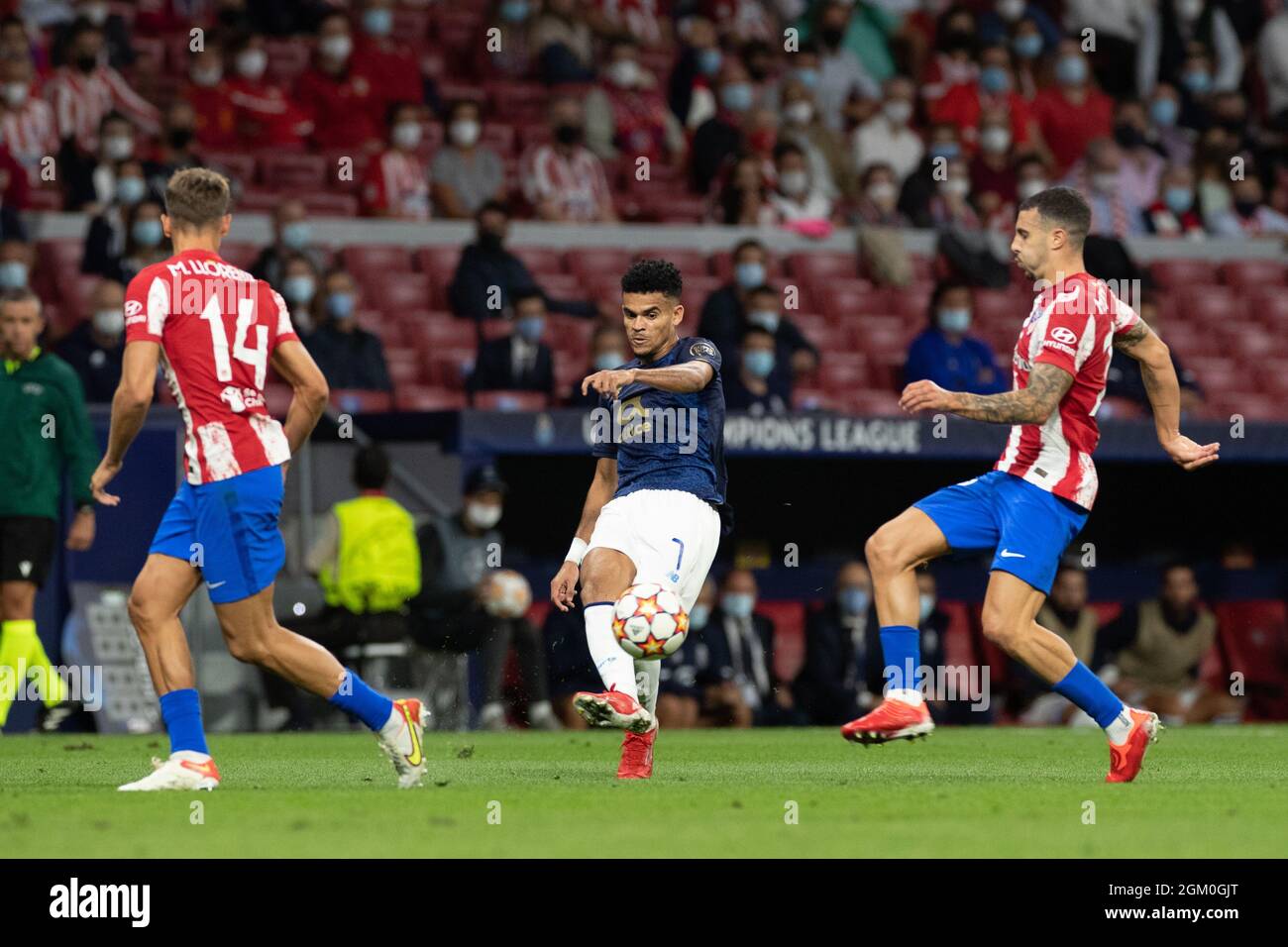 Madrid, Espagne. 15 septembre 2021. Matheus Uribe (C) de Porto participe au match du groupe B de la Ligue des champions de l'UEFA entre l'Atlético de Madrid et le FC Porto à Madrid, Espagne, le 15 septembre 2021. (Xinhua/Meng Dingbo) Credit: Meng Dingbo/Xinhua/Alay Live News Banque D'Images