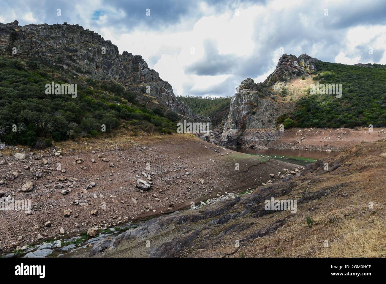 José María de Oriol - Alcántara II, deuxième plus grand réservoir hydroélectrique espagnol, géré par Iberdrola, vu avec un niveau d'eau bas inhabituel, à la hauteur de Cachorrilla à Cáceres.le gouvernement espagnol a annoncé une enquête contre la société énergétique, Iberdrola, en raison de la vidange soudaine de deux réservoirs hydroélectriques: Ricobayo (Zamora) et Valdecañas (Cáceres), pendant le pic du prix de la production d'énergie. Iberdrola a augmenté la production d'énergie hydroélectrique de 37.9% au cours de la première moitié de l'année. Il y a maintenant un troisième cas possible en cours d'enquête, la section espagnole Banque D'Images