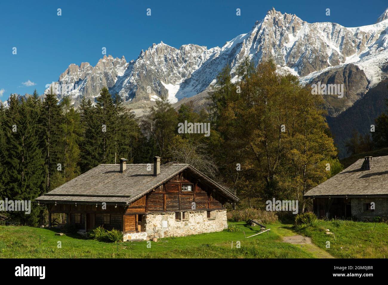 FRANCE HAUTE-SAVOIE (74) LES HOUCHES, FERME DANS LE HAMEAU DE CHAROUSSE, LES SOMMETS DE CHAMONIX, LE PIC DU MIDI Banque D'Images