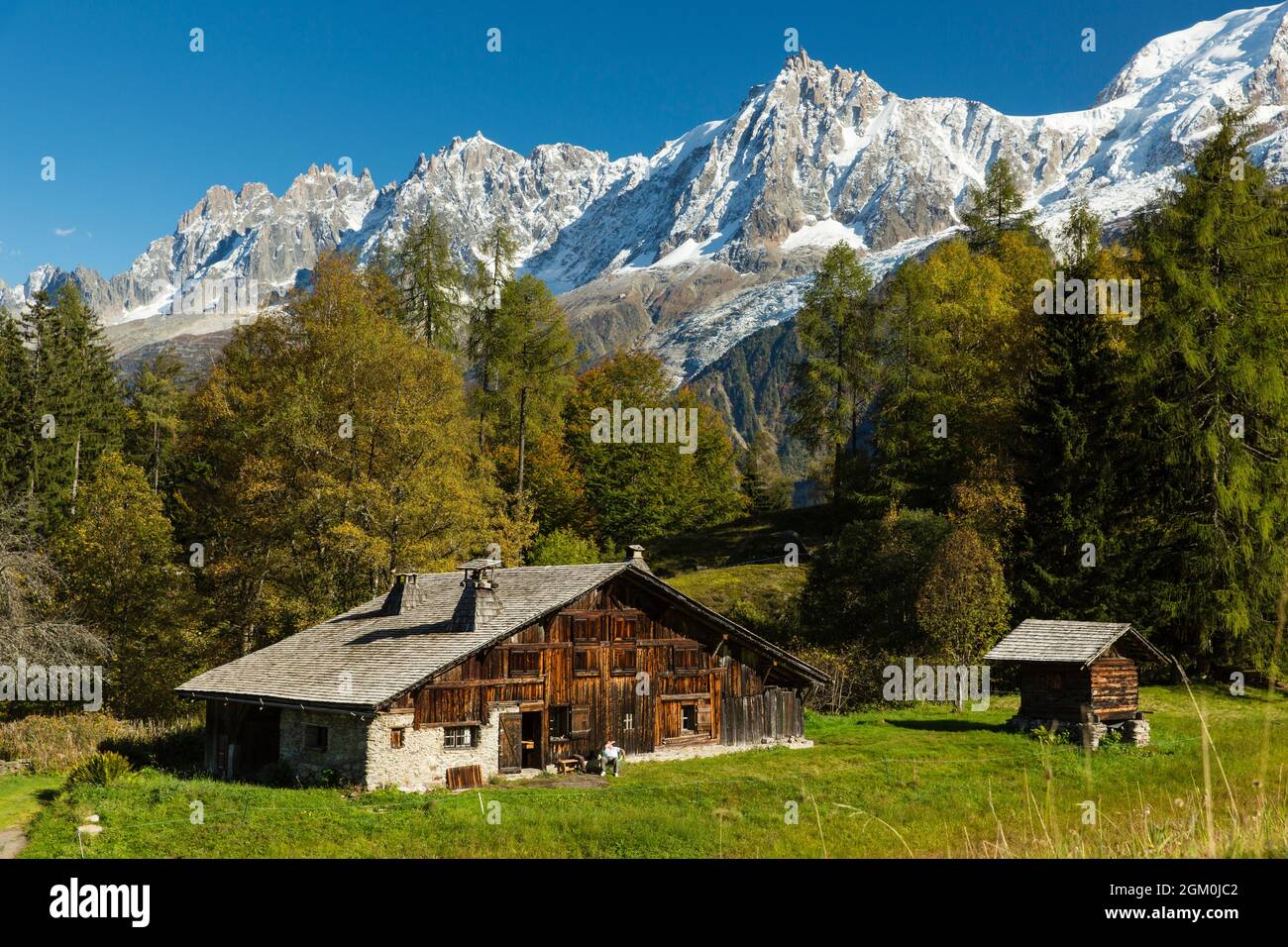 FRANCE HAUTE-SAVOIE (74) LES HOUCHES, FERMES DANS LE HAMEAU DE CHAROUSE, SOMMETS DE CHAMONIX, PIC DU MIDI, ET MONT-BLANC DU TACUL Banque D'Images
