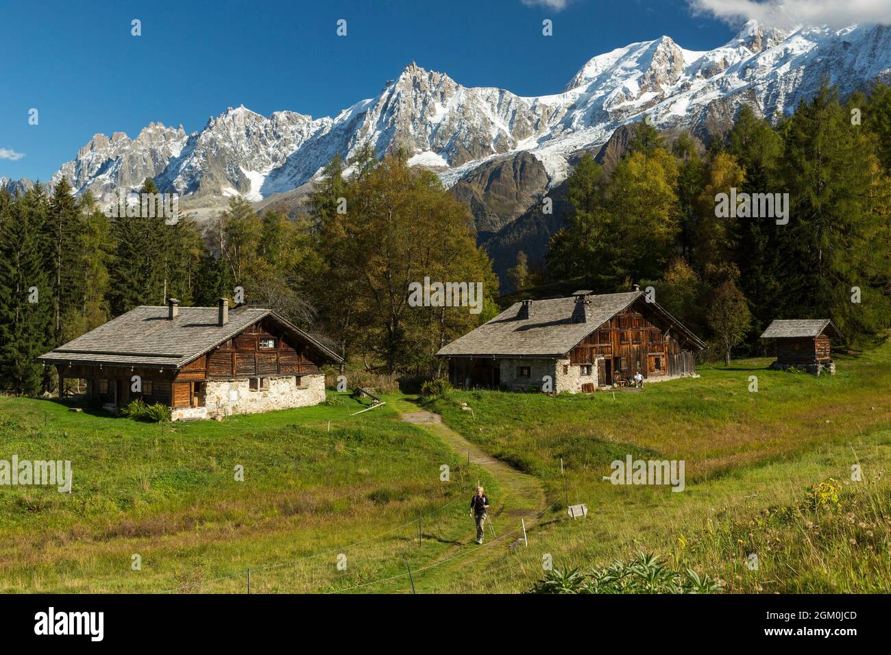 FRANCE HAUTE-SAVOIE (74) LES HOUCHES, FERMES DANS LE HAMEAU DE CHAROUSE, SOMMETS DE CHAMONIX, PIC DU MIDI, ET MONT-BLANC DU TACUL Banque D'Images