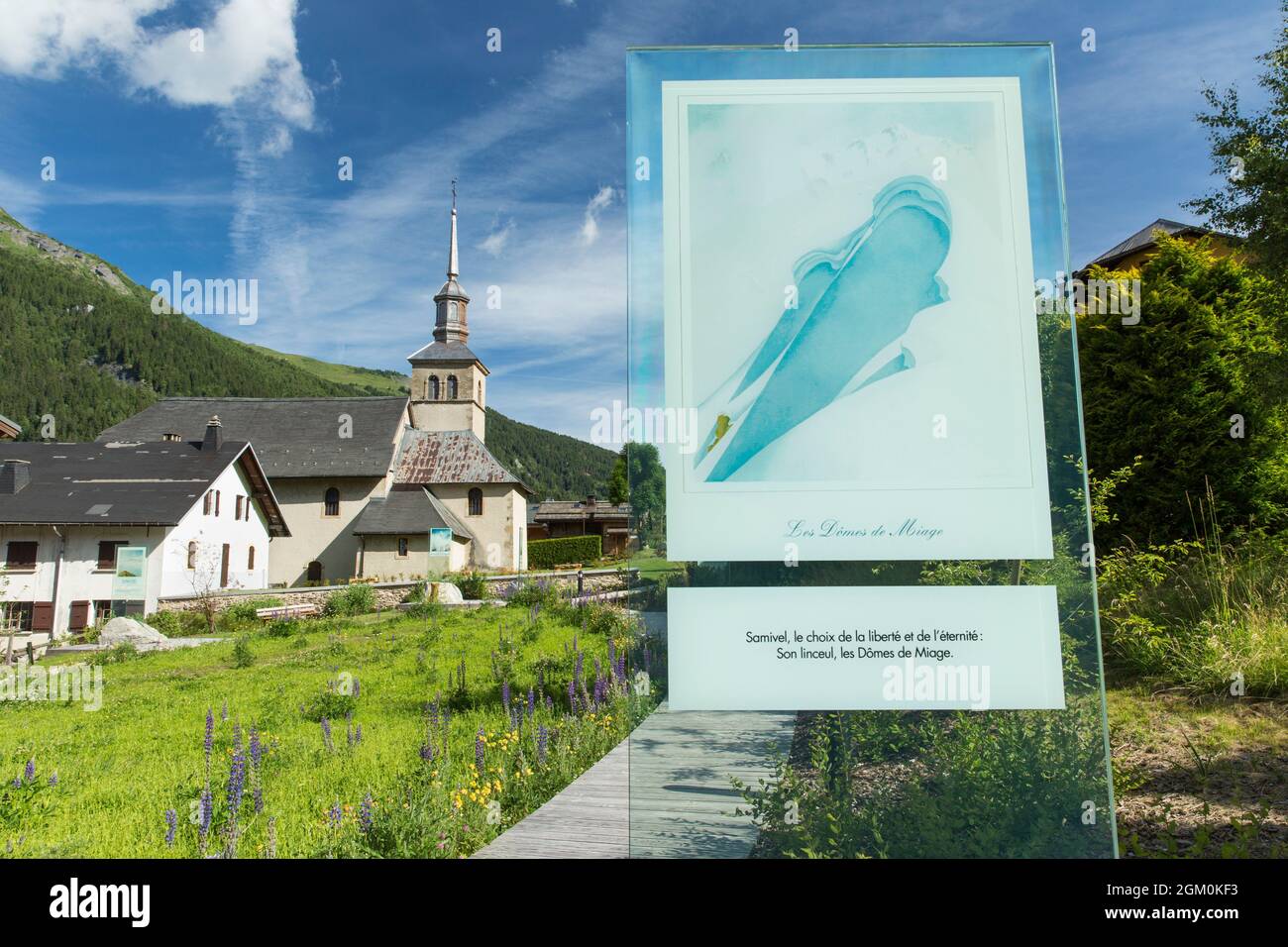 FRANCE HAUTE-SAVOIE (74) LES CONTAMINES-MONTJOIE, EGLISE ET JARDIN DE SAMIVEL Banque D'Images
