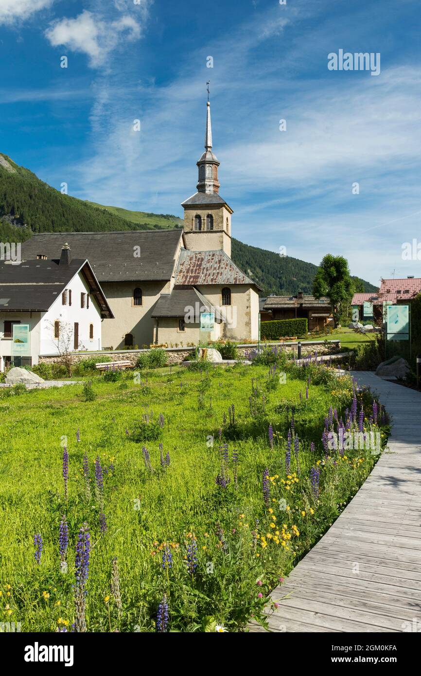 FRANCE HAUTE-SAVOIE (74) LES CONTAMINES-MONTJOIE, EGLISE ET JARDIN DE SAMIVEL Banque D'Images