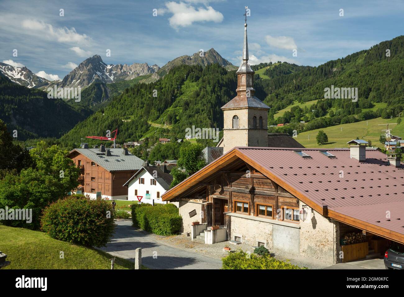 FRANCE HAUTE-SAVOIE (74) LES CONTAMINES-MONTJOIE, VILLAGE, TOUR DE LA CLOCHE ET PIC DE ROSELETTE ET PENNAZ Banque D'Images