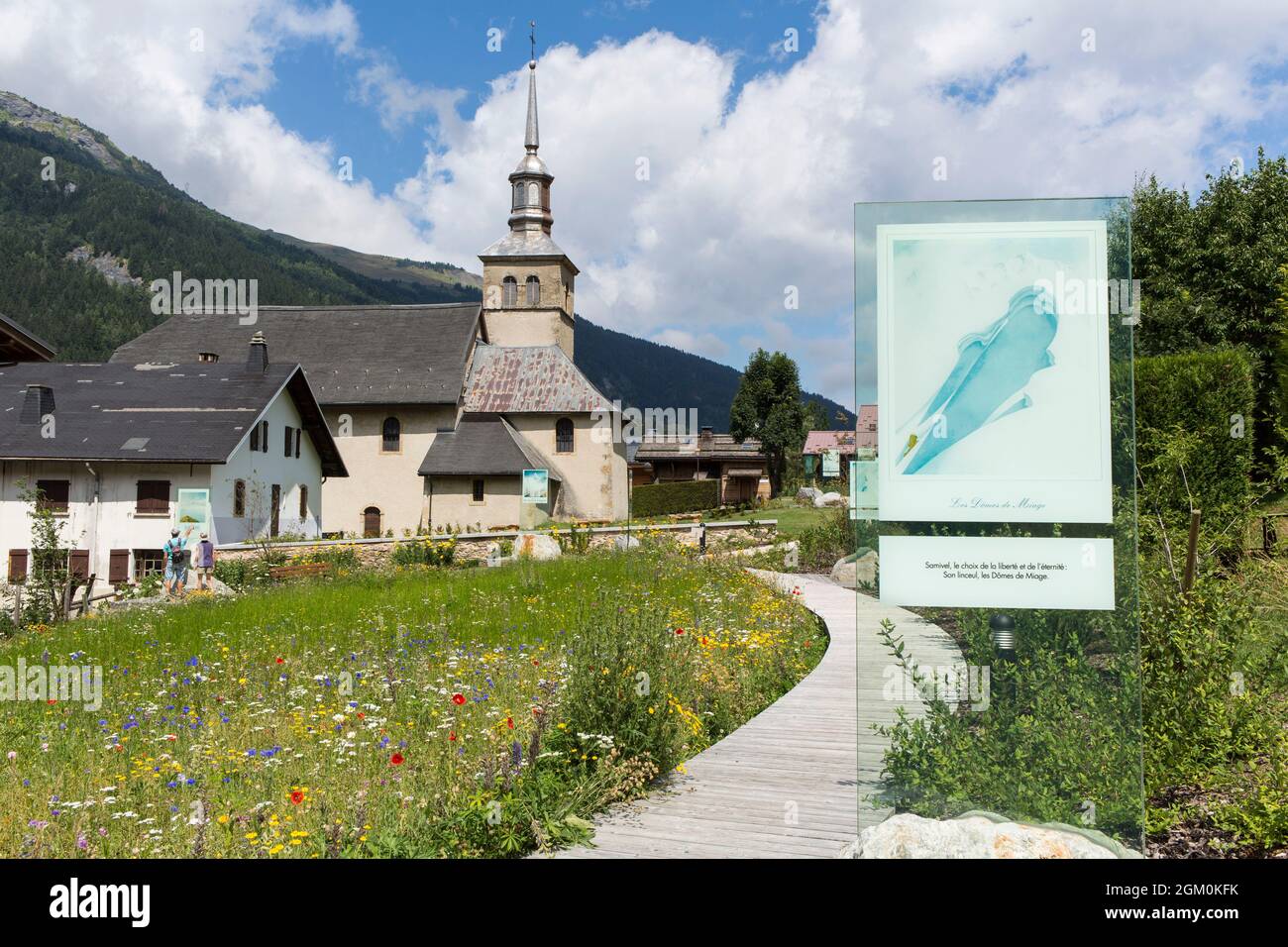 FRANCE HAUTE-SAVOIE (74) LES CONTAMINES-MONTJOIE, EGLISE ET JARDIN DE SAMIVEL Banque D'Images