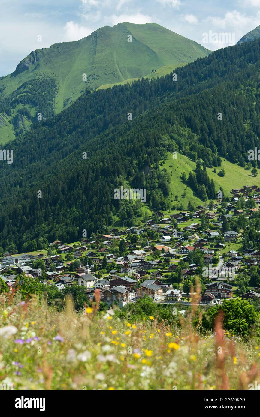 HAUTE-SAVOIE (74) LES CONTAMINES-MONTJOIE, VILLAGE ET MONT VORASSAY Banque D'Images