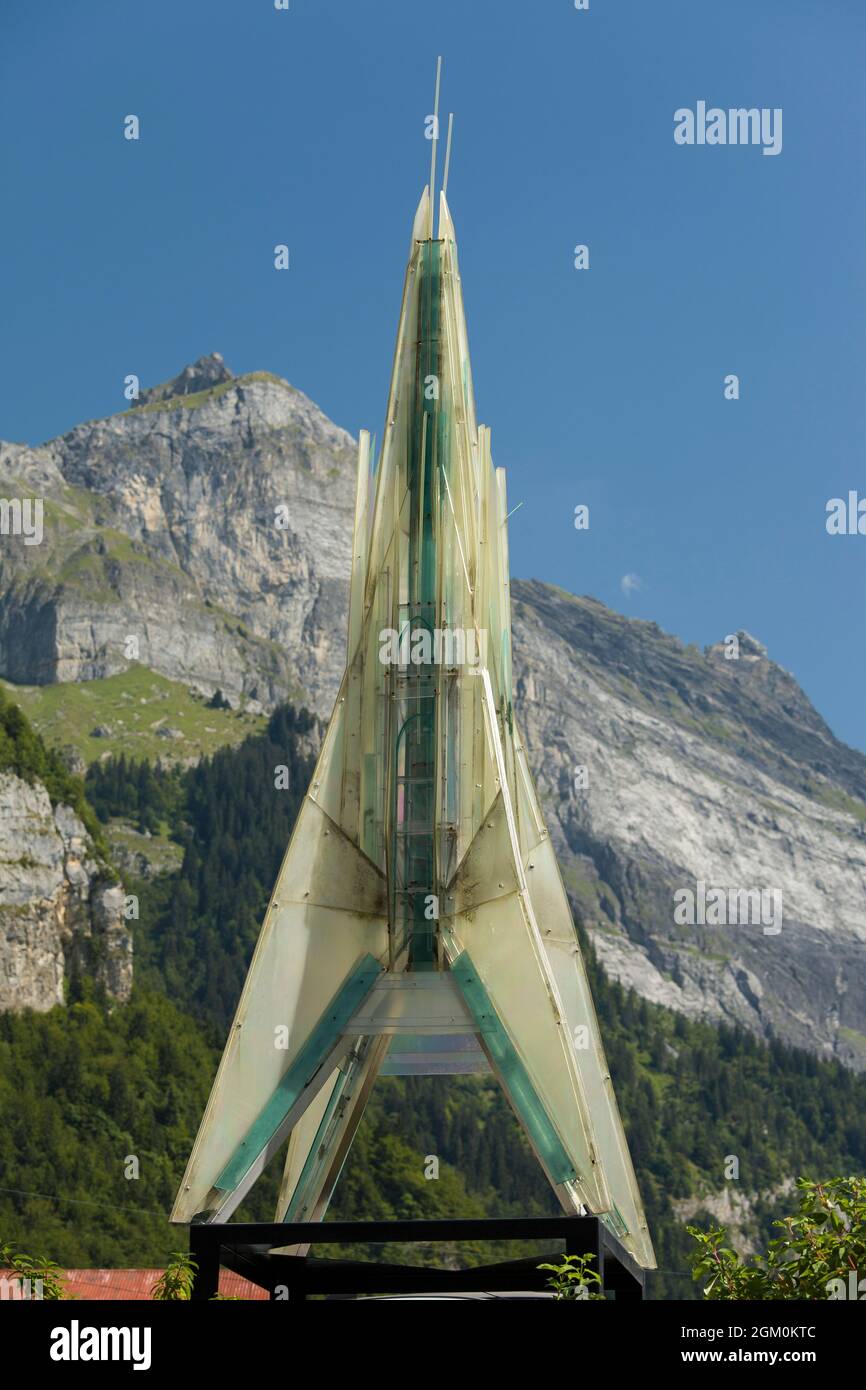 FRANCE HAUTE-SAVOIE (74) PASSY, LA ROUTE DE LA SCULPTURE CONTEMPORAINE CHEDDE À PLAINE-JOUX : LUMINESCENCE 2001 DE JEAN-FRANÇOIS DUPUY (1993) Banque D'Images