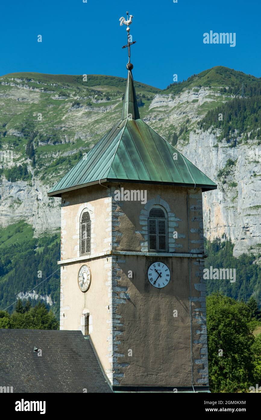FRANCE HAUTE-SAVOIE (74) ARACHES, LA TOUR DE L'EGLISE Banque D'Images