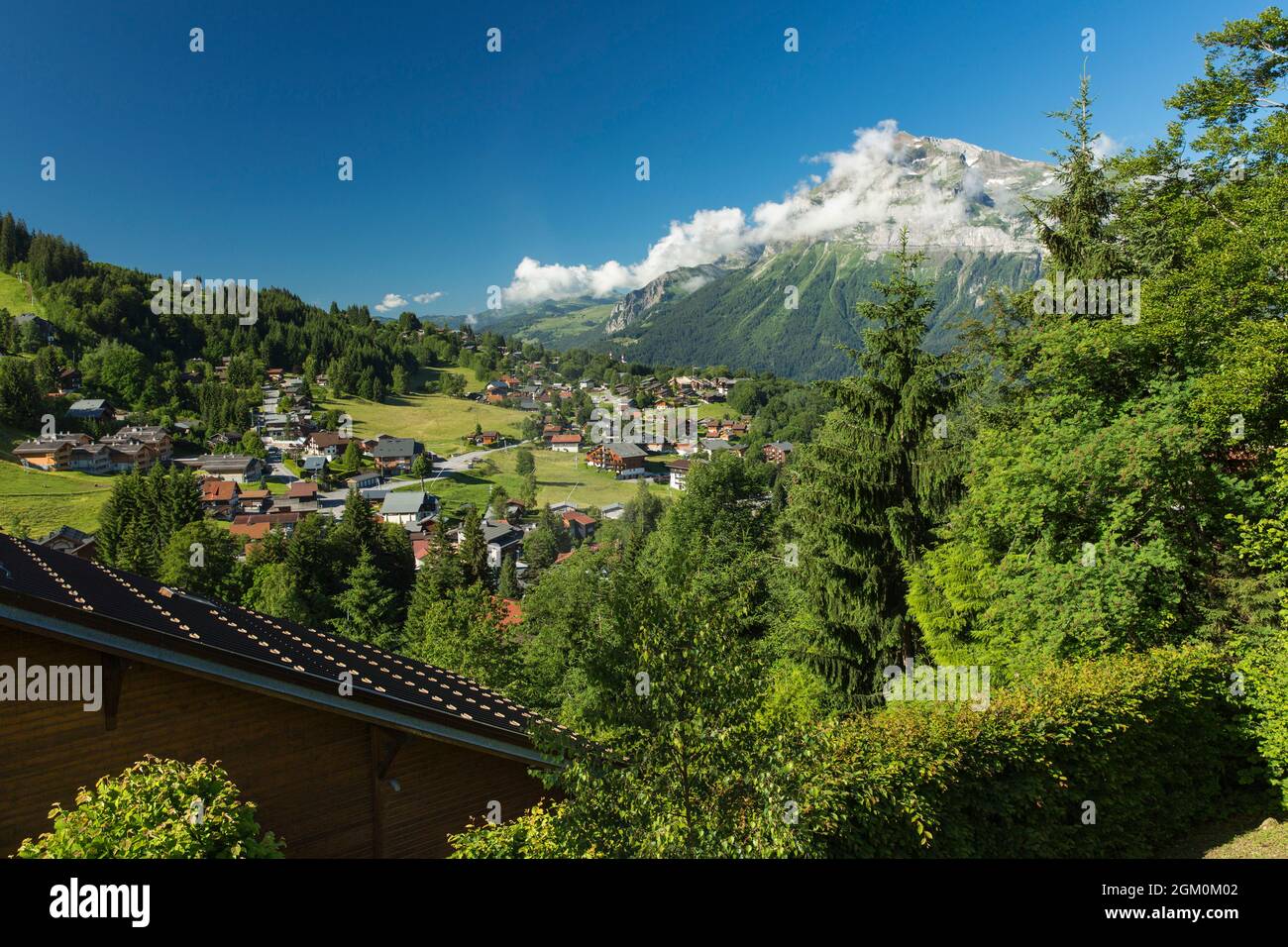 FRANCE HAUTE-SAVOIE (74) LES CARROZ, LE VILLAGE Banque D'Images