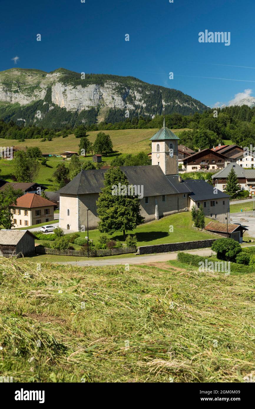 FRANCE HAUTE-SAVOIE (74) ROCHERS D'ARACHES, D'ÉGLISE, DE VILLAGE ET DE BALME Banque D'Images