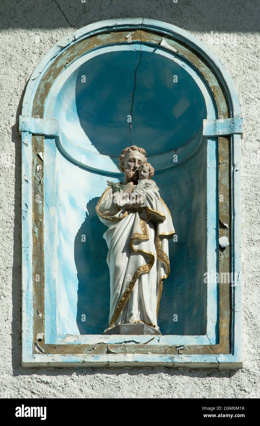 FRANCE HAUTE-SAVOIE (74) SERVOZ, STATUE À L'EXTÉRIEUR DE L'ÉGLISE Banque D'Images