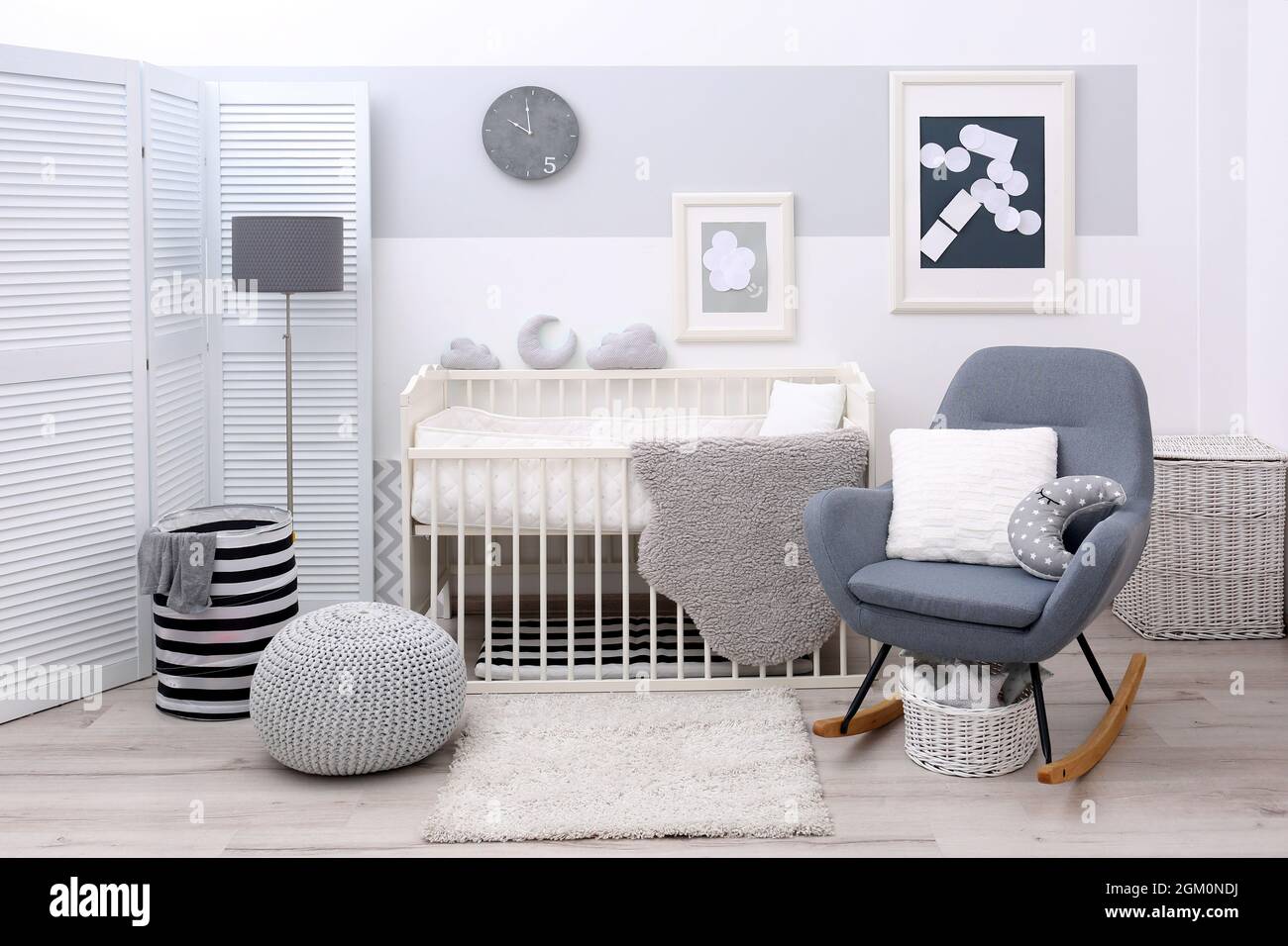 Chambre Bebe Lit Bebe Blanc Avec Design Et Fauteuil A Bascule Photo Stock Alamy