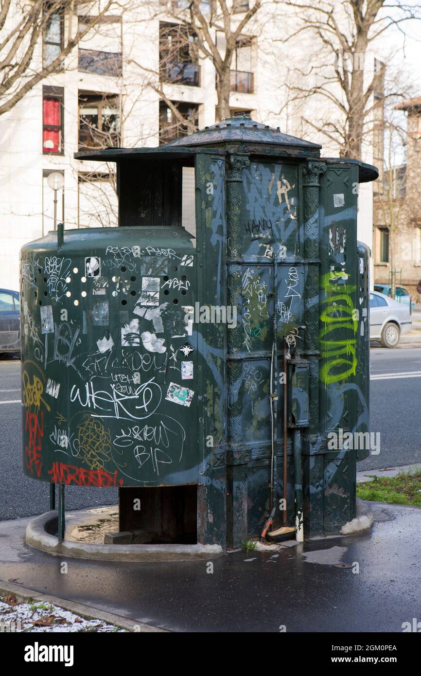 FRANCE PARIS (75) 14ÈME ARRONDISSEMENT, TOILETTES PUBLIQUES DE PARIS, BOULEVARD ARAGO, DERNIER URINOIR Banque D'Images
