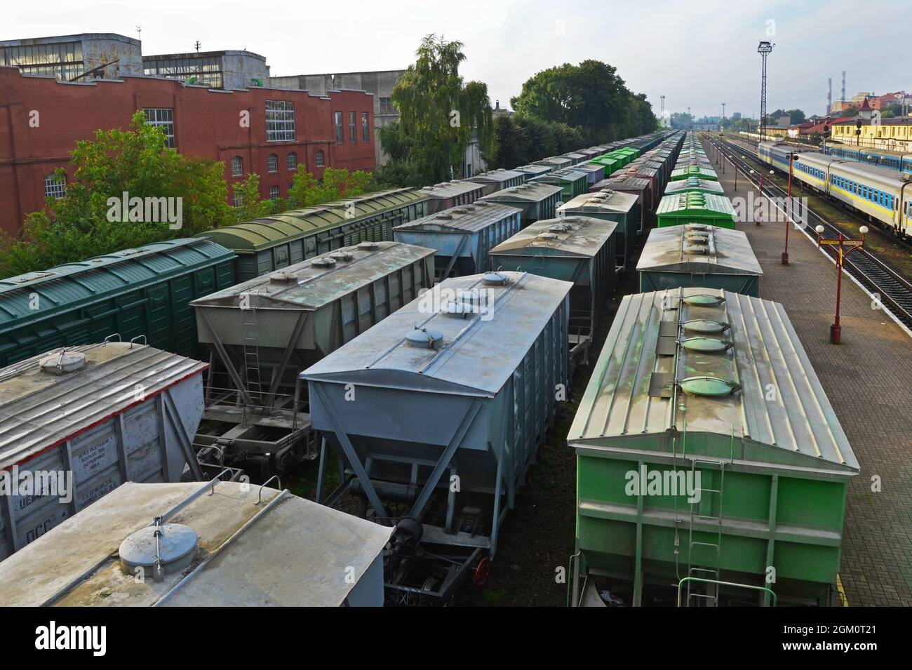 Six trains se tiennent sur les voies de rechange de la gare Banque D'Images