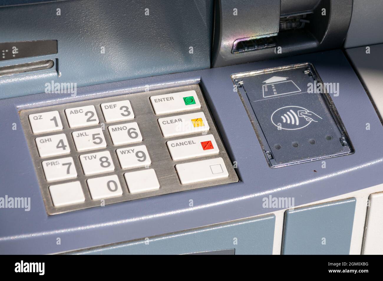 Clavier ATM avec boutons en plastique pour la saisie de code PIN avec des chiffres et des lettres. Fente d'insertion de carte et lecteur NFC de communication en champ proche sans contact Banque D'Images