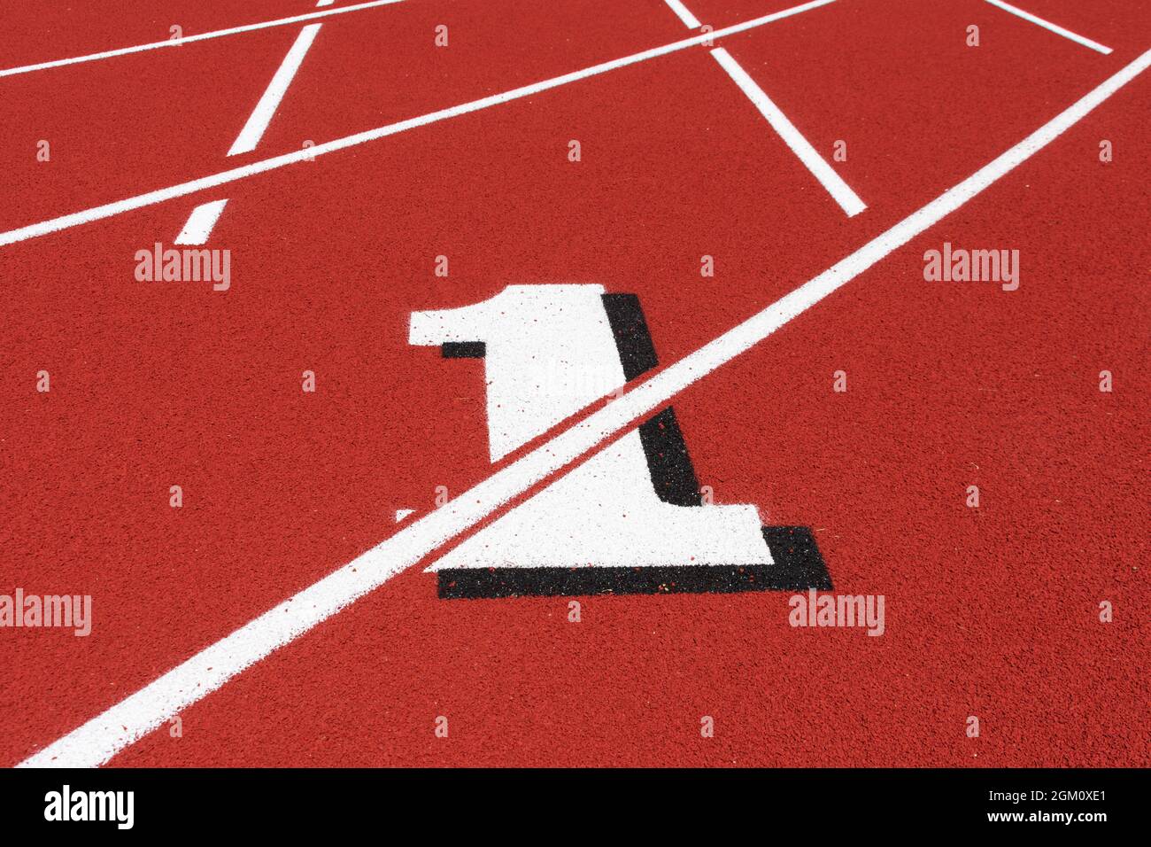 Ligne de départ de la course sur piste et terrain avec le numéro 1. Banque D'Images
