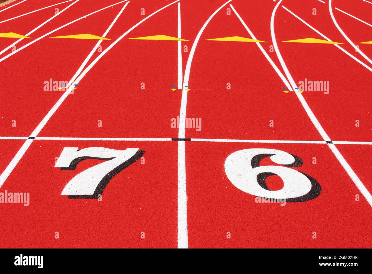 Ligne de départ des courses sur piste et terrain avec les numéros 7 et 6 sur la piste de course en caoutchouc écossais toutes saisons. Banque D'Images