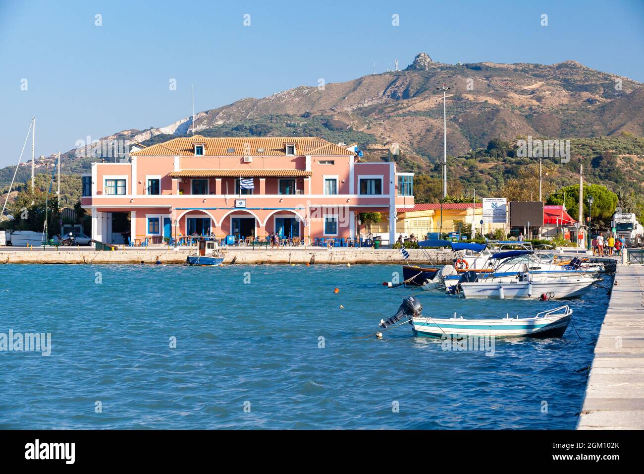 Zakynthos, Grèce - 14 août 2016 : vue sur le port de Zante avec bateaux de pêche amarrés Banque D'Images