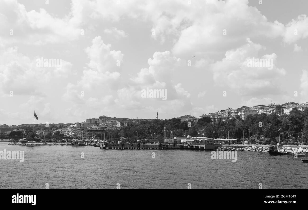 Istanbul, Turquie - 30 juin 2016 : vue sur le port d'Avcilar, quartier de la ville d'Istanbul, photo en noir et blanc Banque D'Images