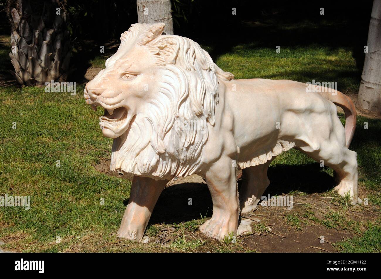 Statue de lion de pierre dans les jardins de Molina de Inca, Torremolinos, Espagne. Banque D'Images
