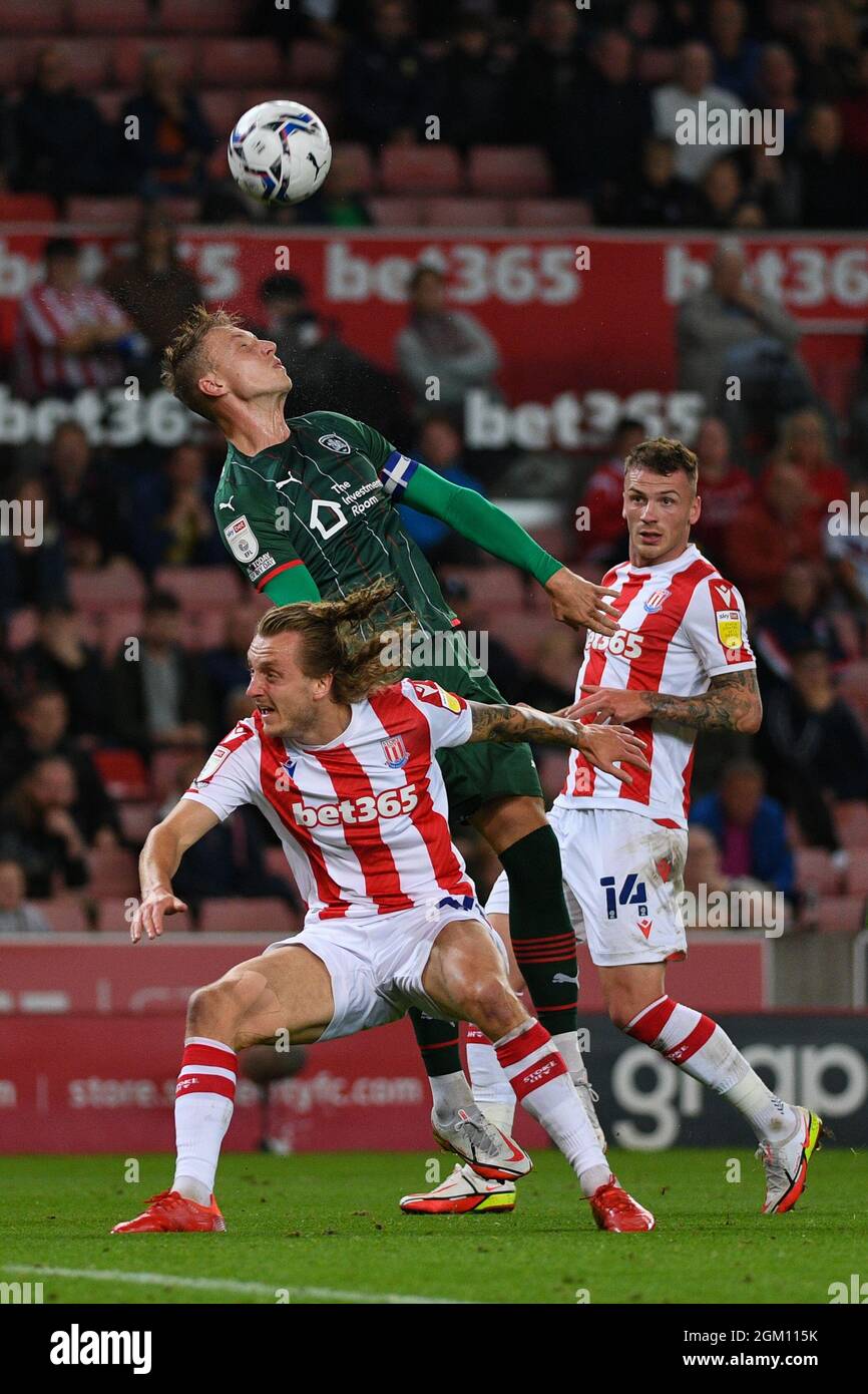 Barnsley's Cauley Woodrow a trompé une tentative de gagner une bataille aérienne.photo: Liam Ford/AHPIX LTD, football, Championnat EFL, Stoke City v Barnsley Banque D'Images