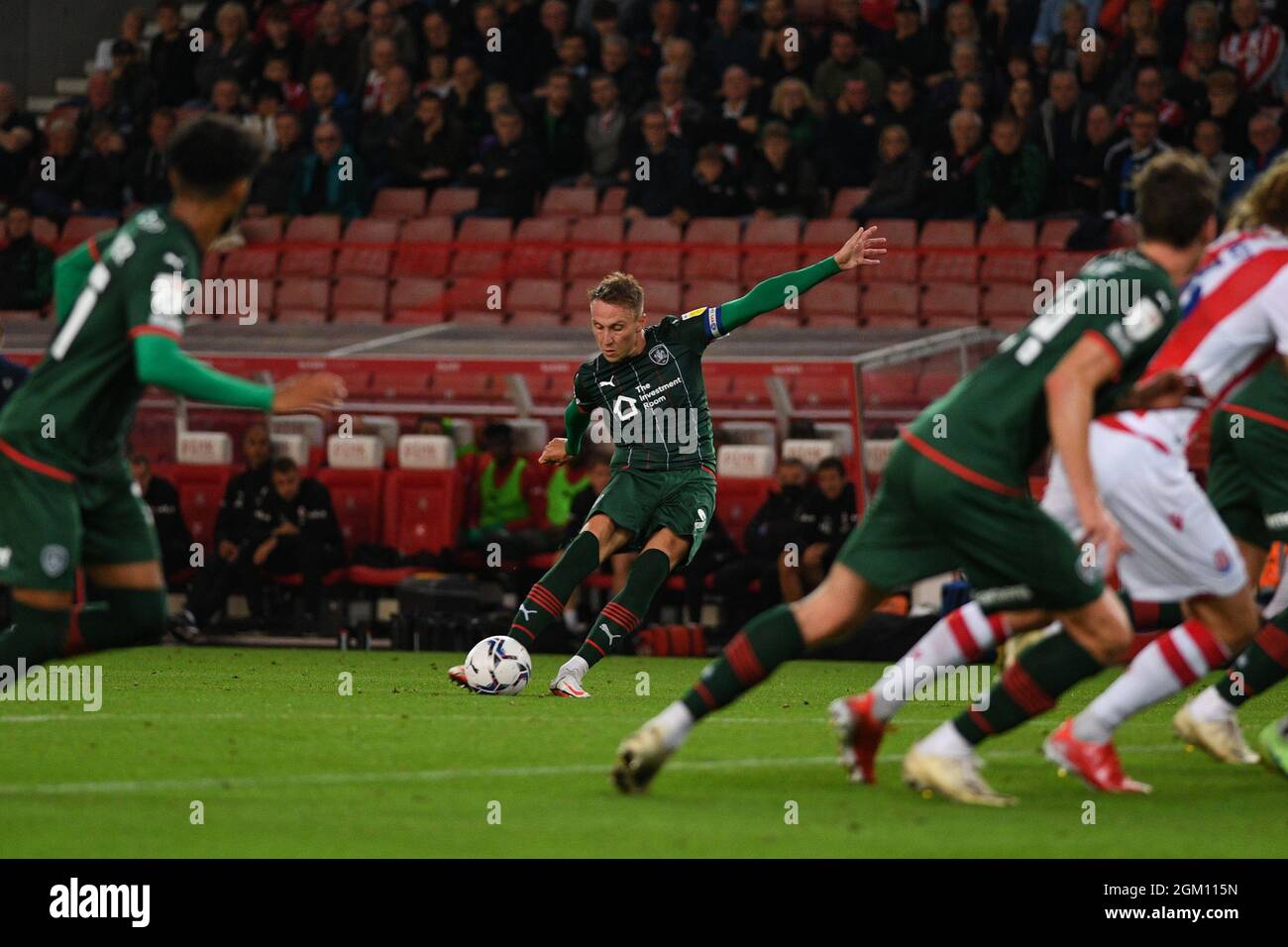 Barnsley's Cauley Woodrow marque un coup de pied libre pour nivelez les scores.image: Liam Ford/AHPIX LTD, football, championnat EFL, Stoke City v Barnsley FC, B Banque D'Images