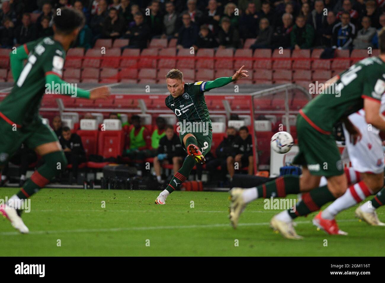 Barnsley's Cauley Woodrow marque un coup de pied libre pour nivelez les scores.image: Liam Ford/AHPIX LTD, football, championnat EFL, Stoke City v Barnsley FC, B Banque D'Images