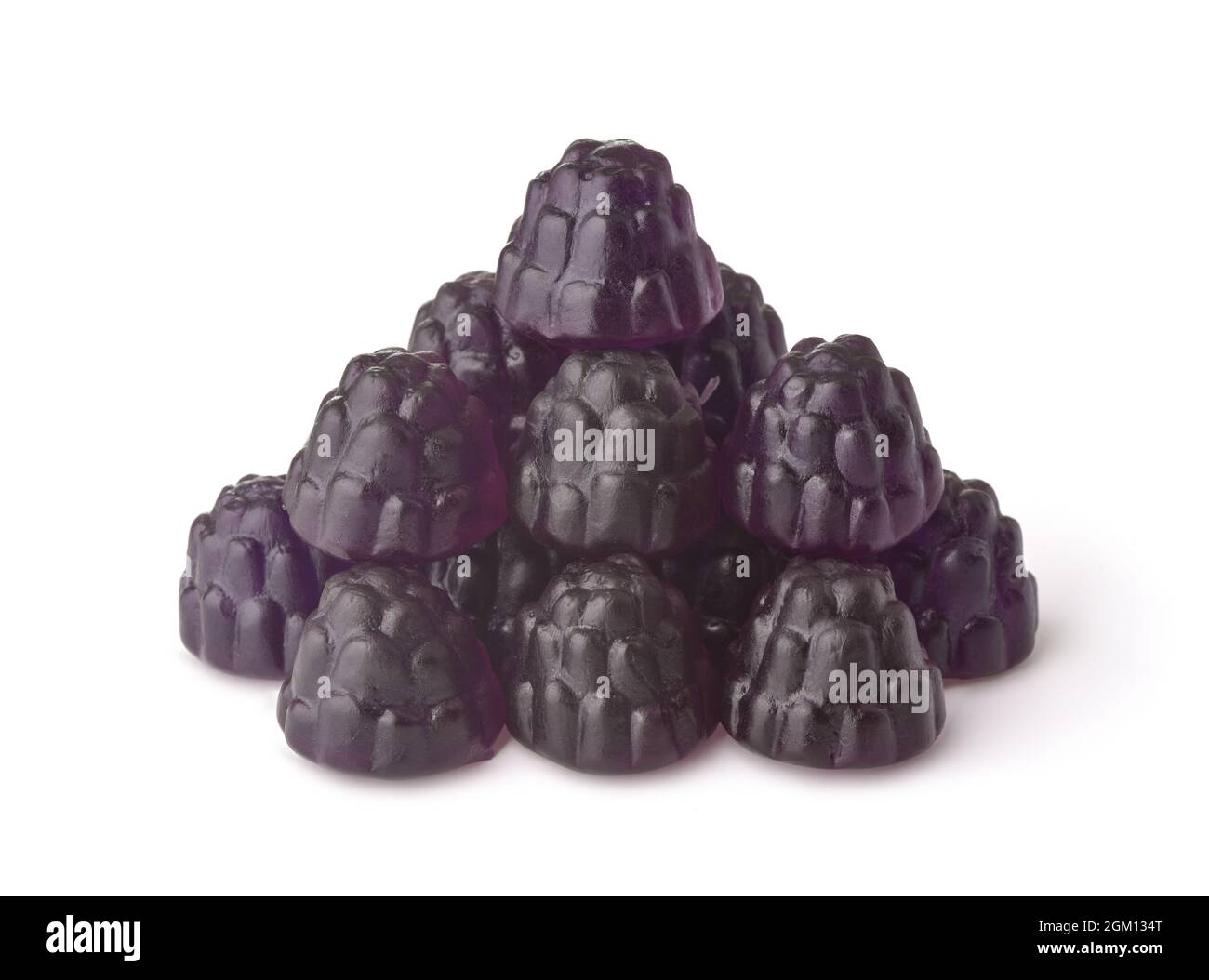 Pile de bonbons blackberry en gelée isolée sur blanc Banque D'Images
