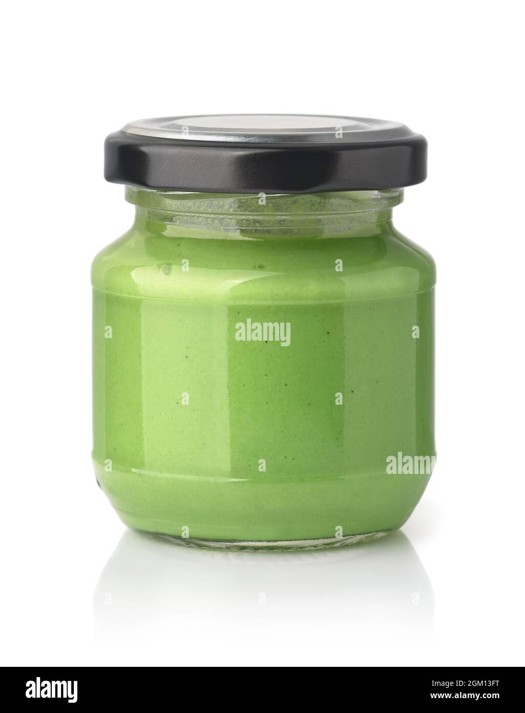 Pot en verre de sauce wasabi isolé sur blanc Banque D'Images