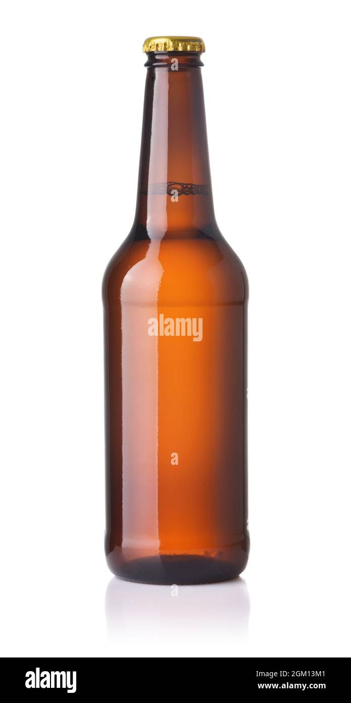 Vue avant d'une bouteille de bière en verre marron non étiquetée isolée sur du blanc Banque D'Images