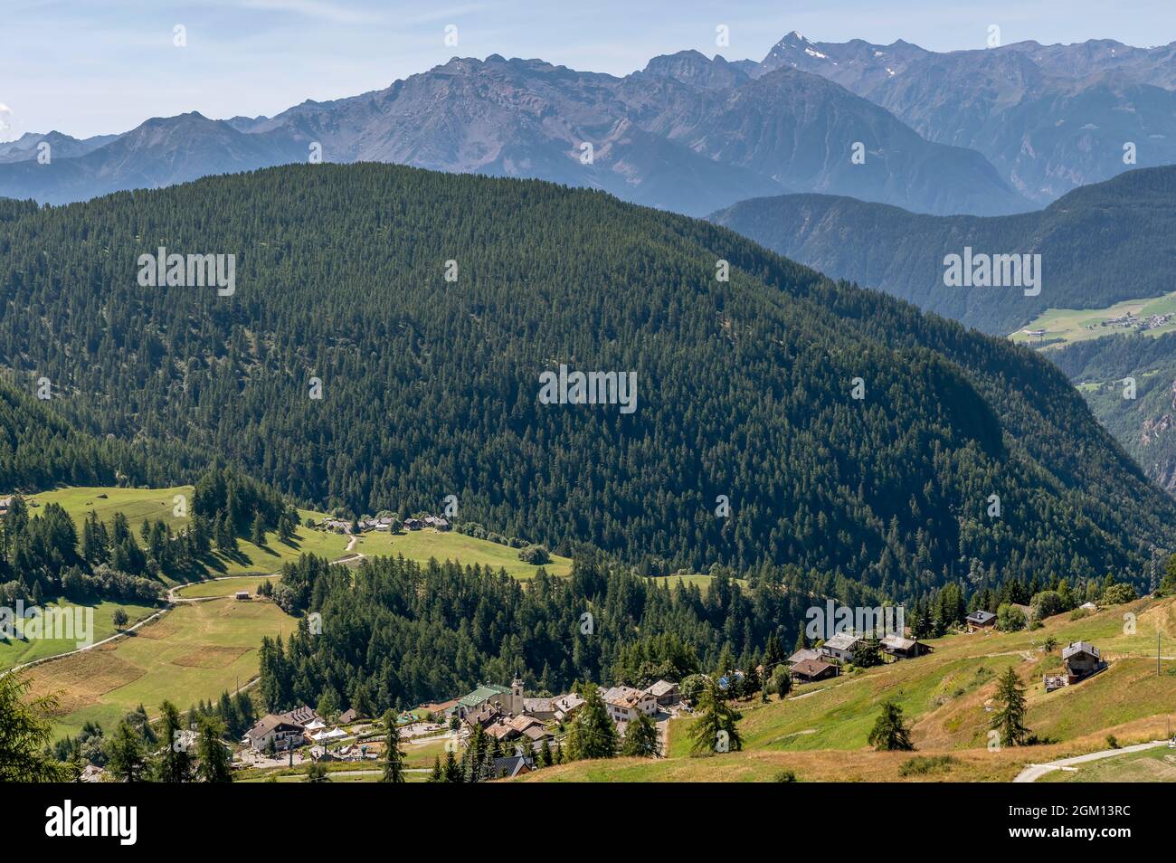 Vue aérienne du village alpin de Chamois, Vallée d'Aoste, Italie, en été Banque D'Images