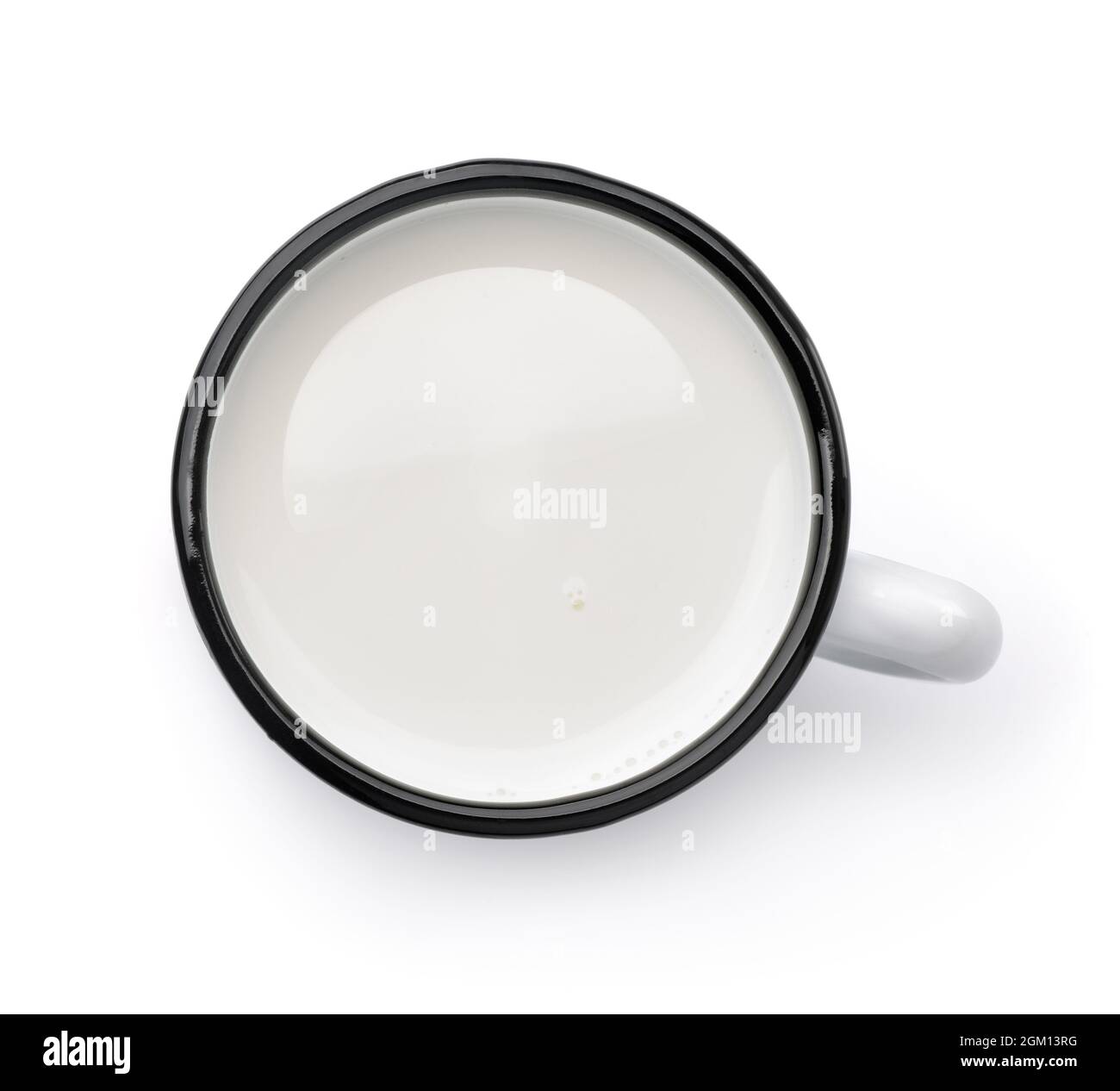 Vue de dessus du lait frais dans une tasse en métal isolée sur blanc Banque D'Images