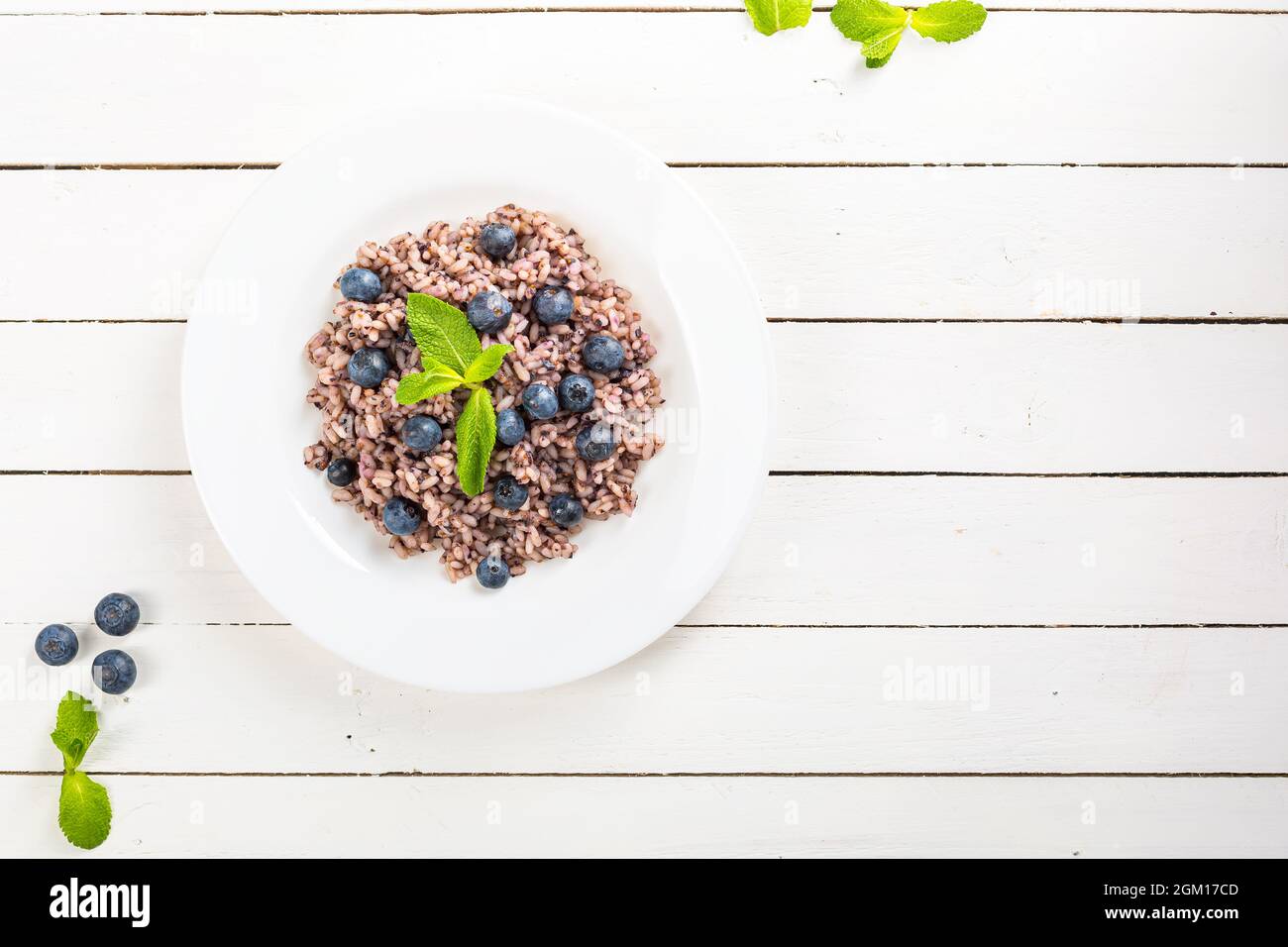 Bol de riz végétalien frais et sain servi avec des fruits de la myrtille. Concept de régime. Espace de copie pour les recettes. Image pour votre blog alimentaire sur les socials Banque D'Images