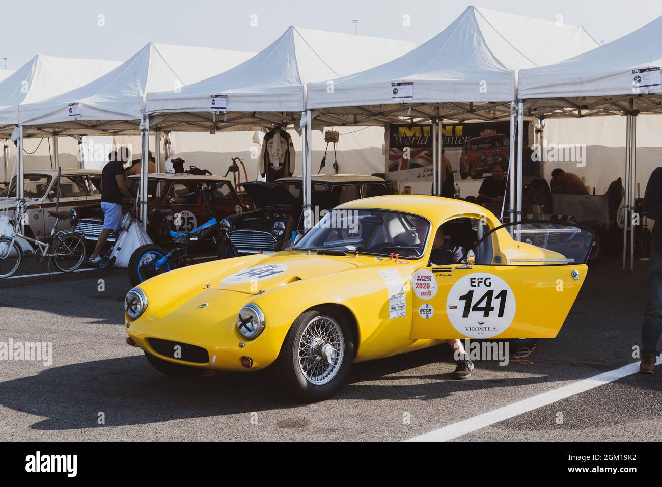 Italie, septembre 12 2021. Vallelunga classique. Voitures des années 60, Lotus Elite légendaire Racing avec des membres de l'équipe dans le paddock de circuit Banque D'Images